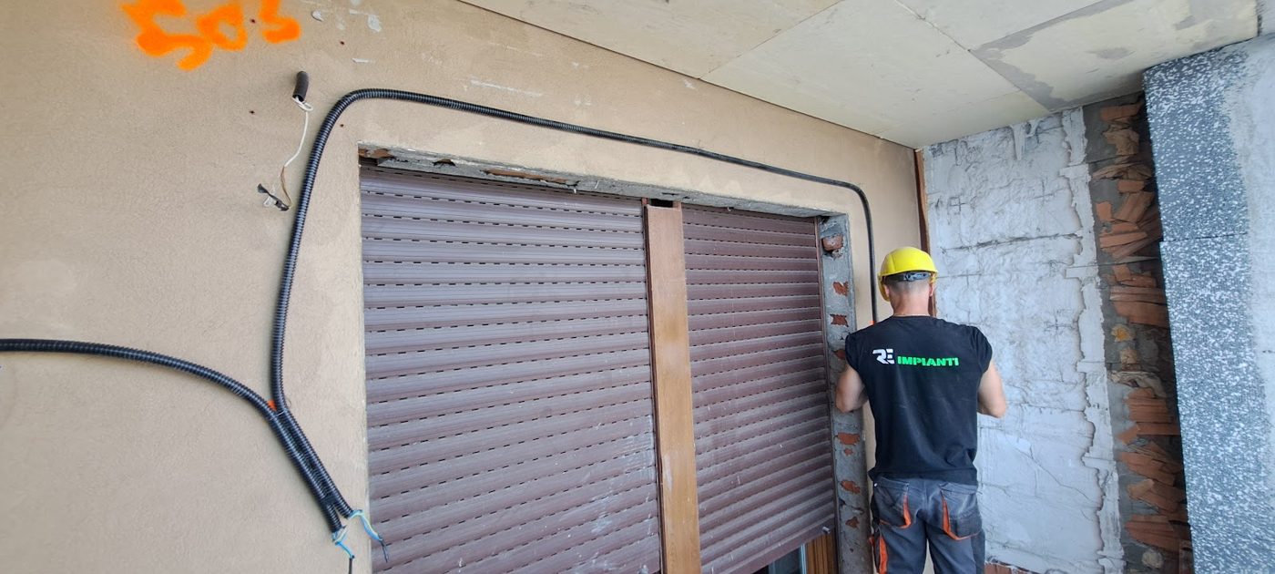 Tecnico di RE Impianti al lavoro in un cantiere in Brianza