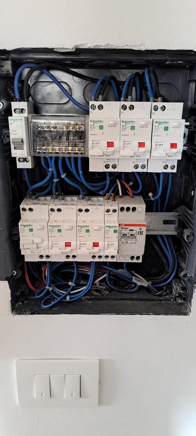 Quadro elettrico a norma realizzato da RE Impianti